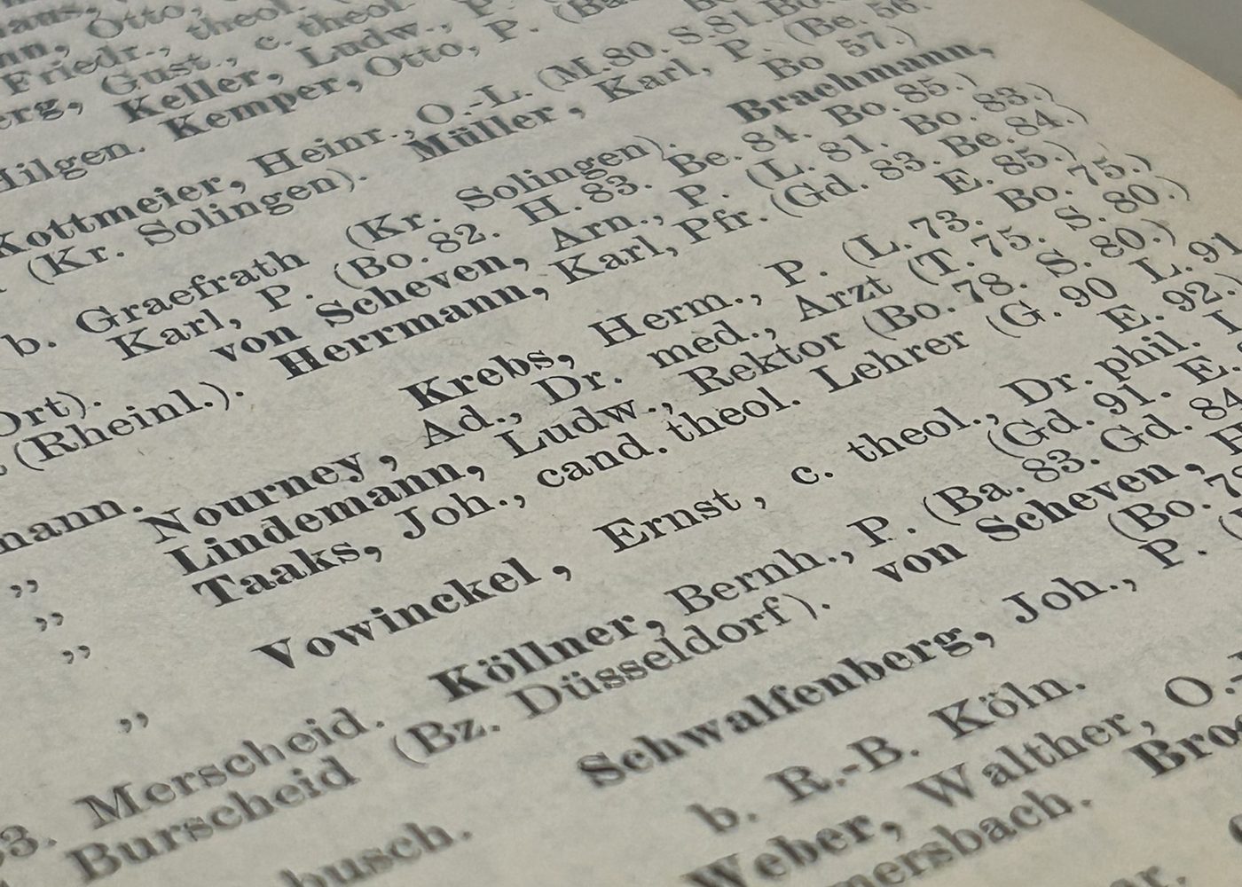 Aufgeschlagenes gedrucktes Verzeichnis mit dicht gesetzten historischen Einträgen und Abkürzungen