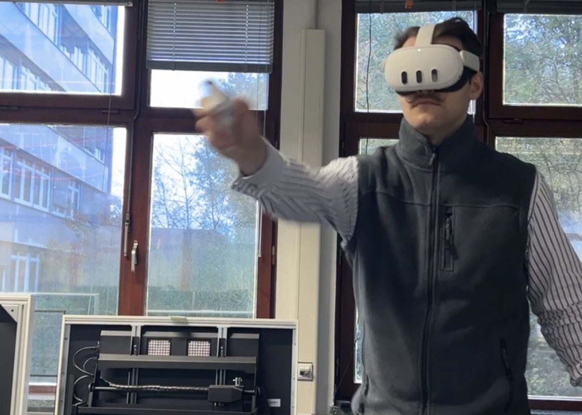 Person mit VR-Brille während einer Studiensitzung im Labor